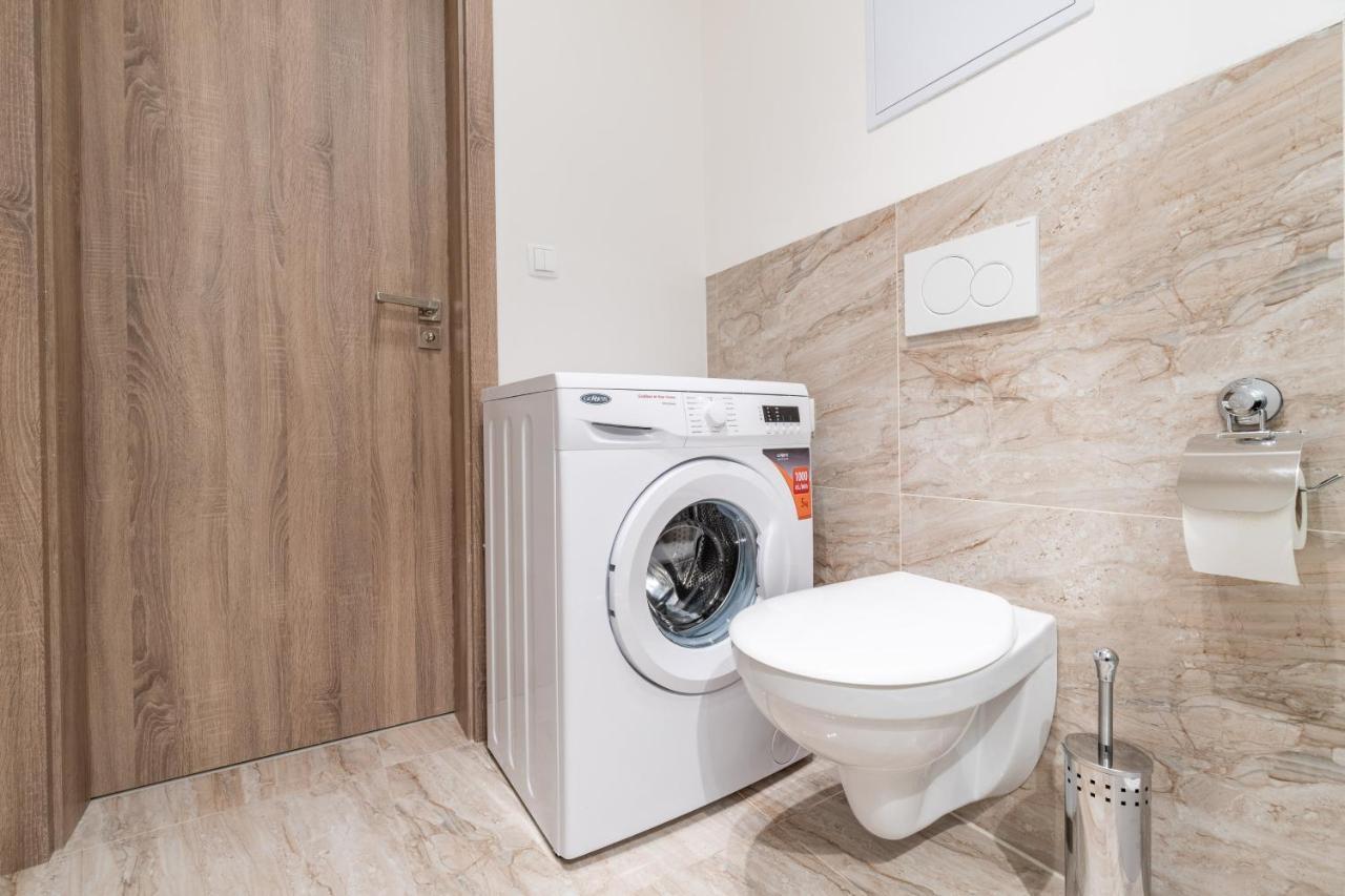Brand New Two Room Apartment #26 With Free Secure Parking Close To Center Prague Luaran gambar